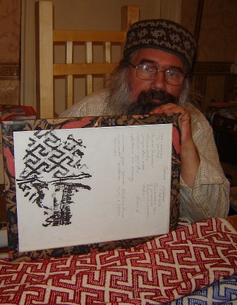 АюЯ. Колесников с ксерокопией новгородской ткани XIII века